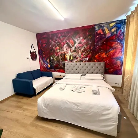 Art Apartment *